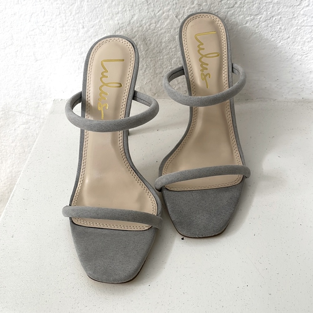 Light grey, never worn, size 7. Comes with original packaging. Has a 5’ heel
